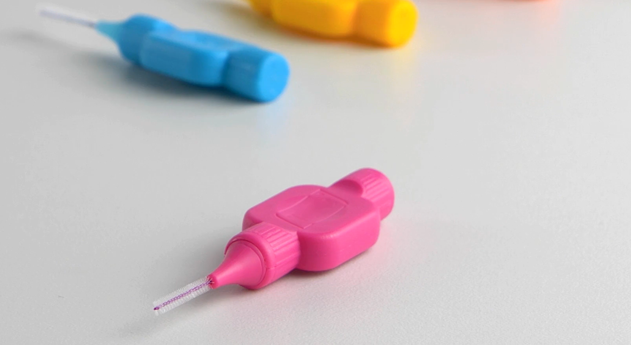 Instruktionsvideos som visar hur du kan ta hand om ytorna som tandborsten inte når.