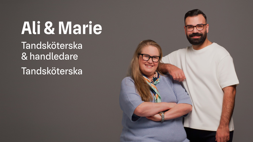 En kvinna och en man tittar in i kameran