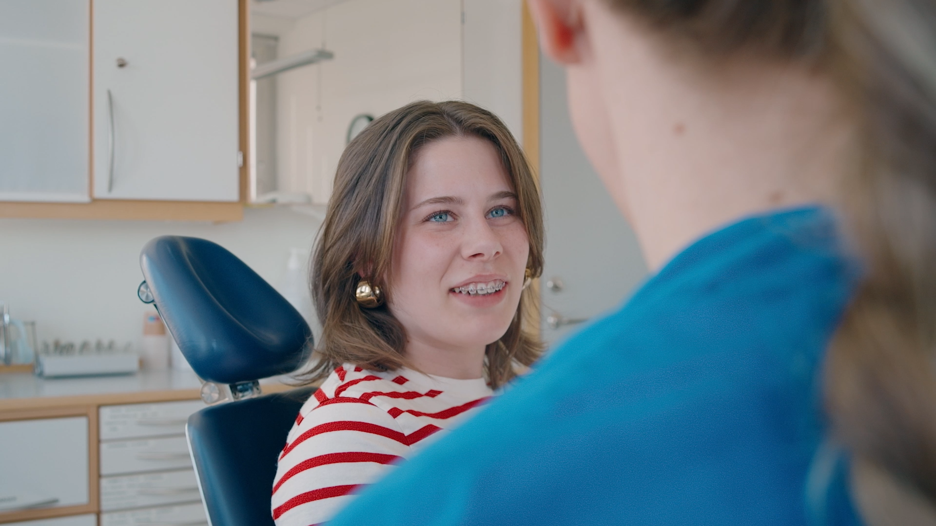 Patient med tandställning är på undersökning hos Folktandvården