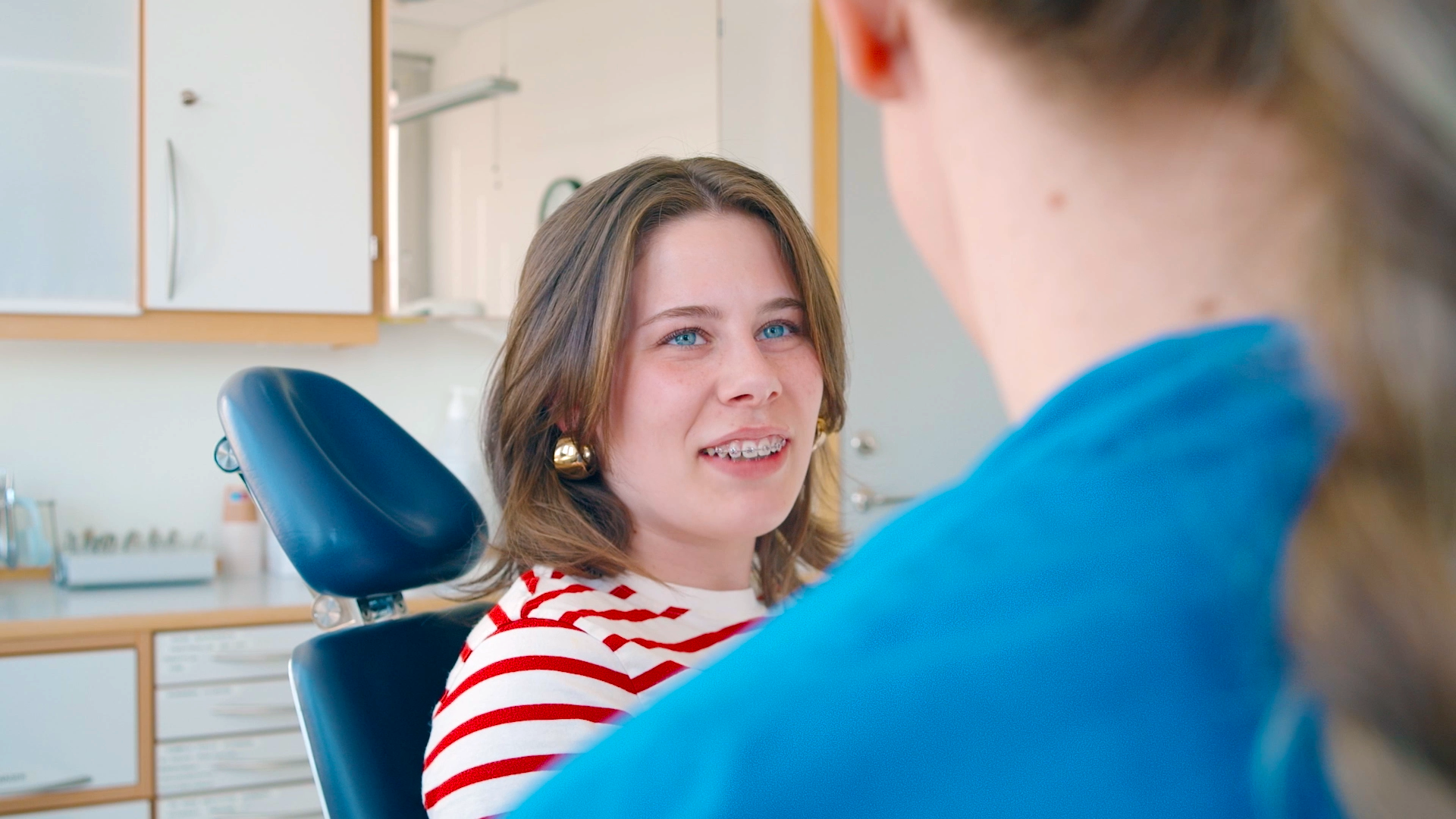 Patient med tandställning i ett behandlingsrum hos Folktandvården