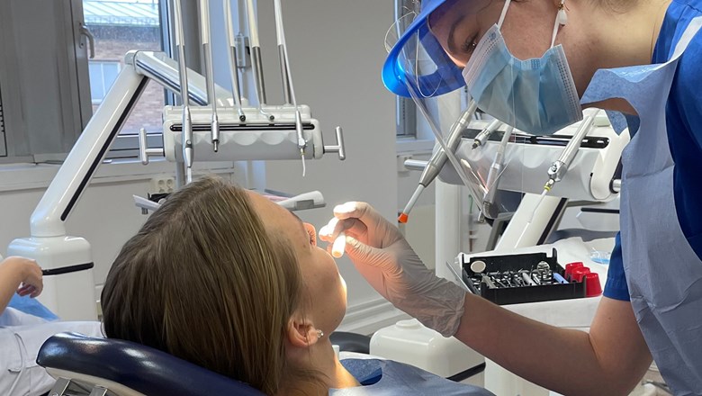 Två tandsköterskestuderande i klinisk övning.