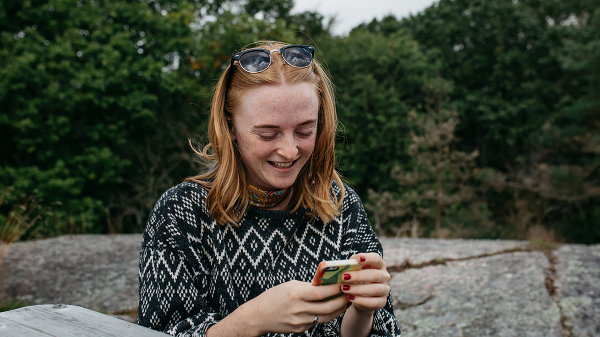 Kvinna tittar på mobiltelefon
