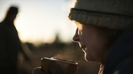 en person i naturen med en kaffekåsa