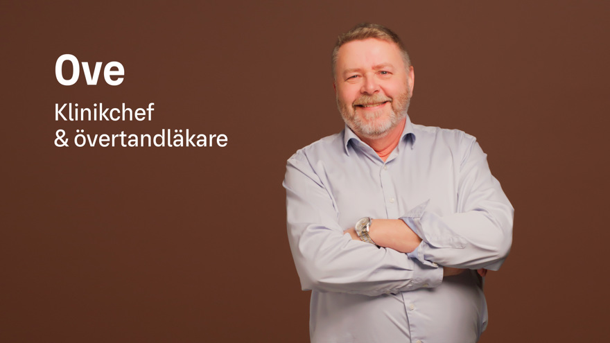 En man tittar in i kameran