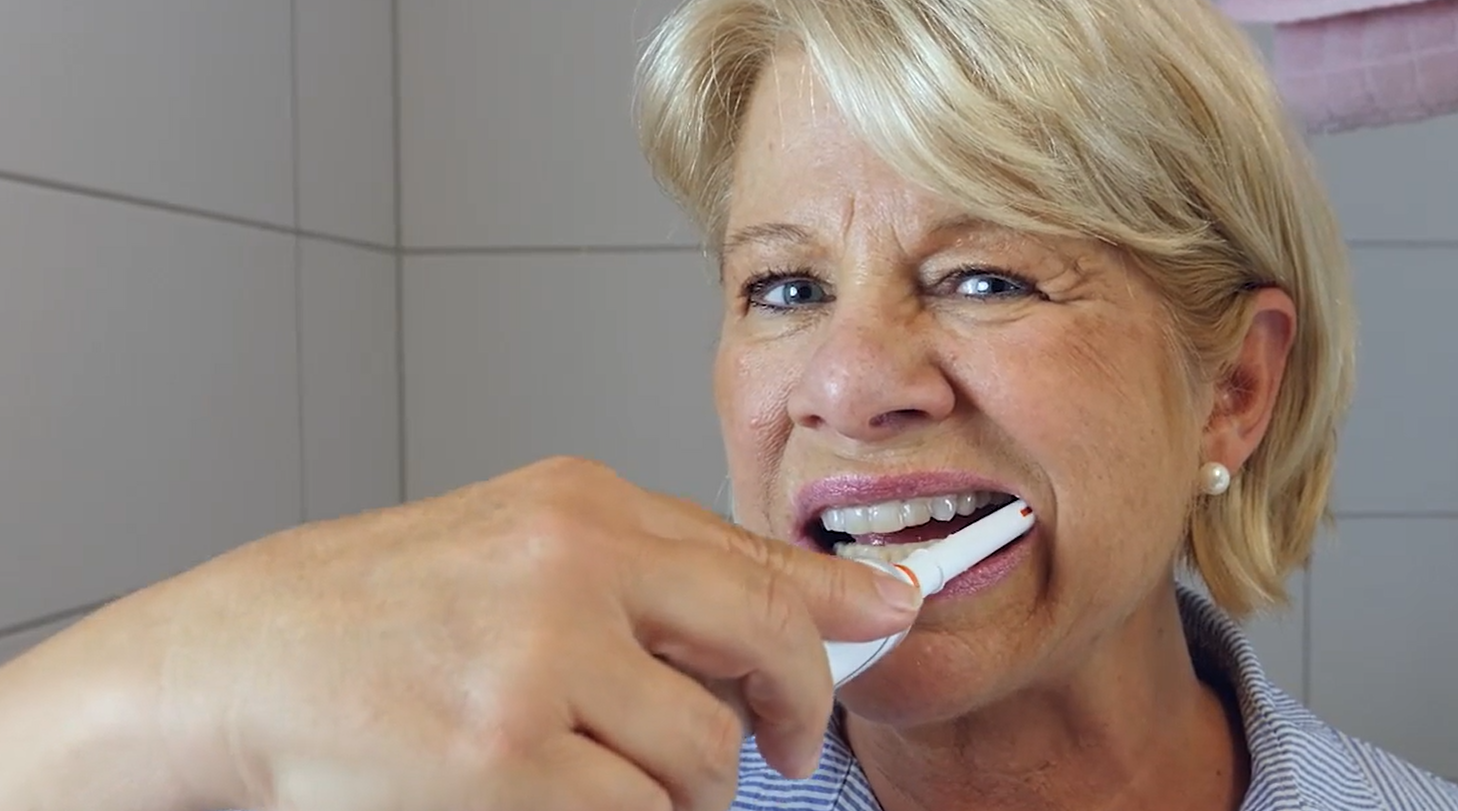 I denna video får du som är äldre råd och tips kring hur du tar hand om din mun och dina tänder.