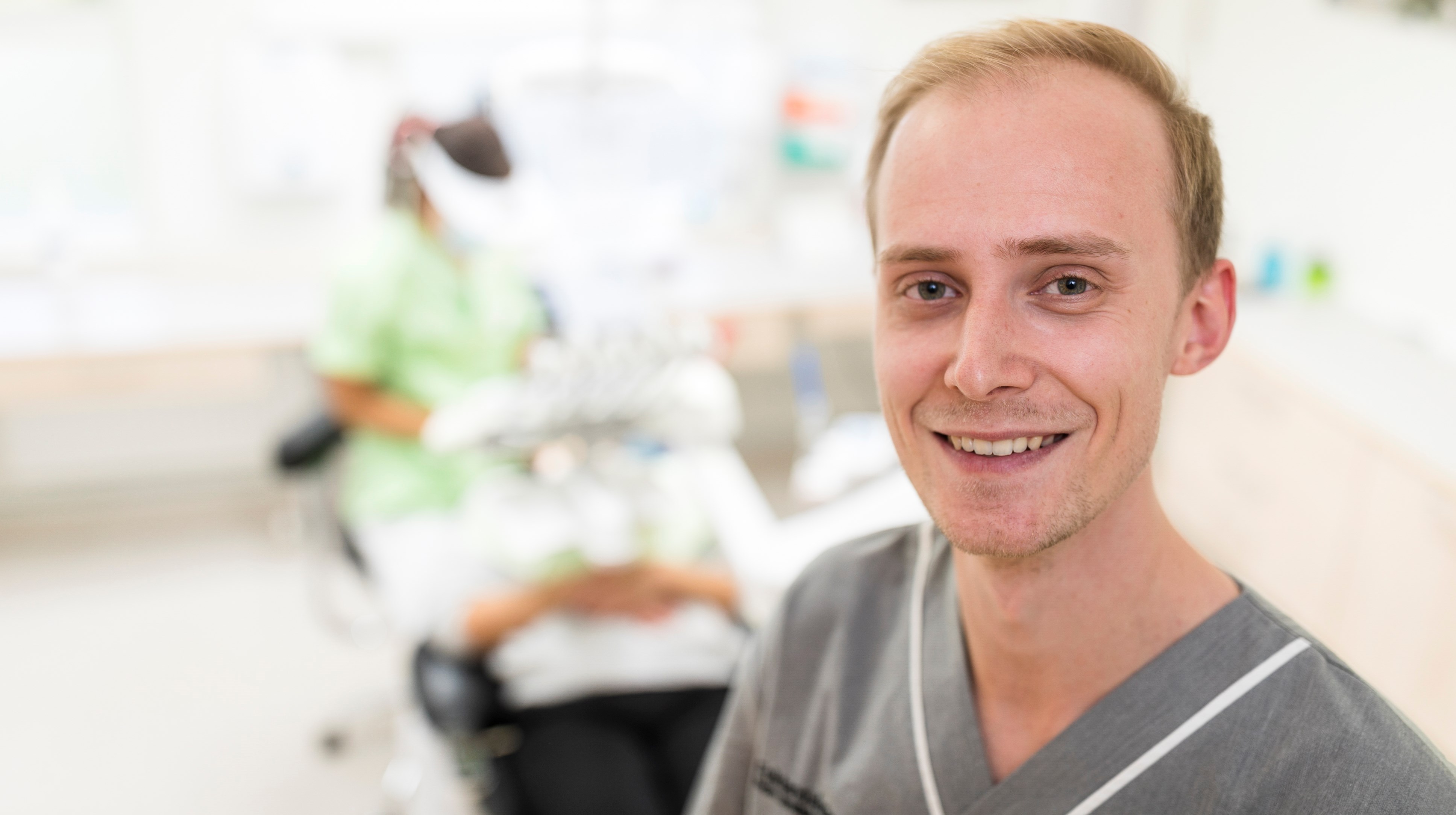 Axel Jonson utbildar sig till tandsköterska i Borås.