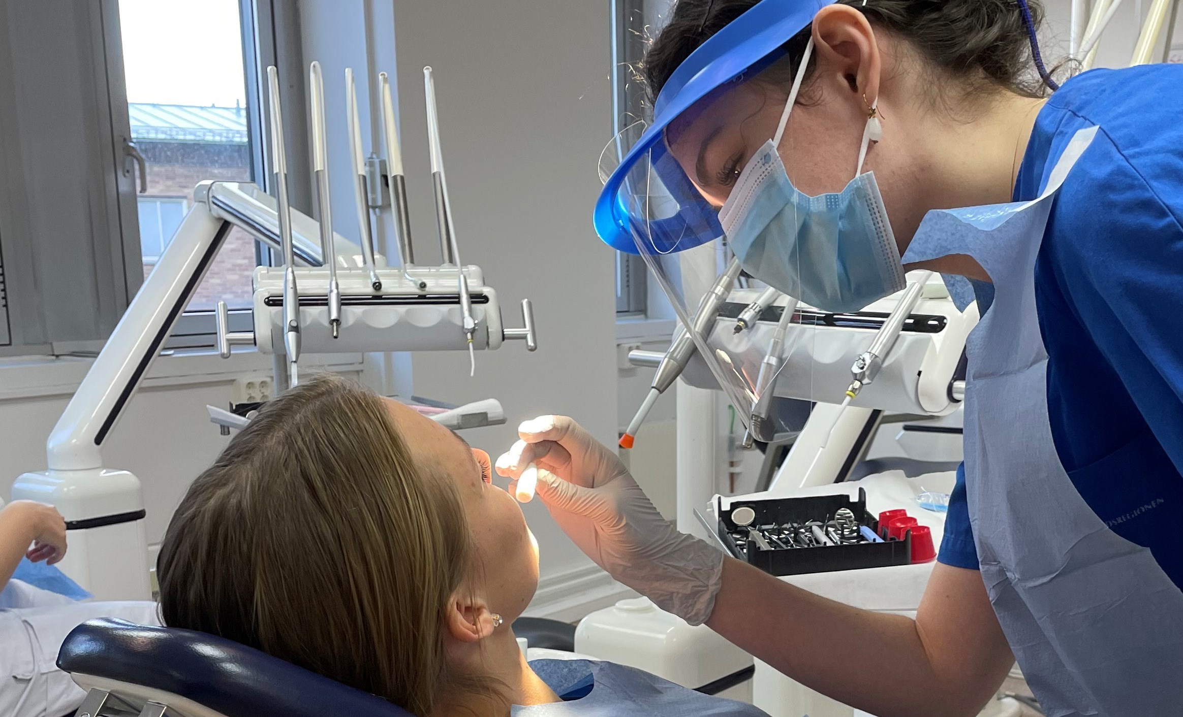 En tandsköterskestudent i praktisk övning på kliniskt träningscentrum