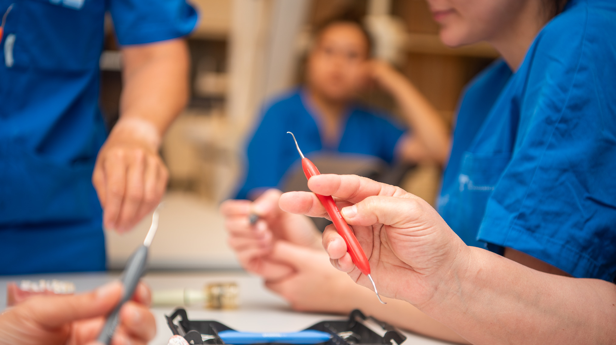 Bilder från validering YH-flex, maj 2024. Valideringen görs av blivande sköterskor som har erfarenhet från tandvården. Med de validerade kunskaperna anpassas tandsköterskeutbildningen individuellt, från några veckor tillhel utbildning på 1,5 år..