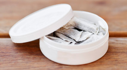 Bild som illustrerar tobaksanvändning och snusning.