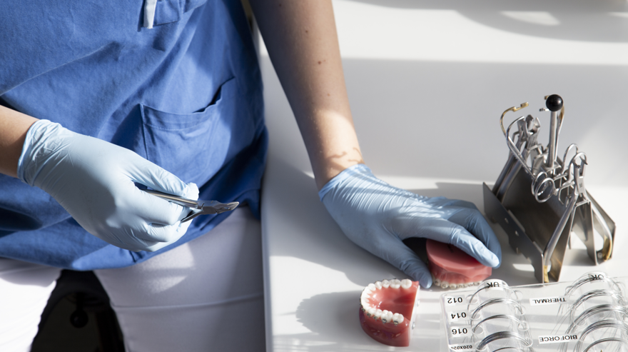 En tandläkare som arbetar med tandreglering